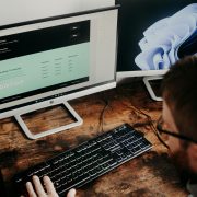 webdesign-schreibtisch-computer